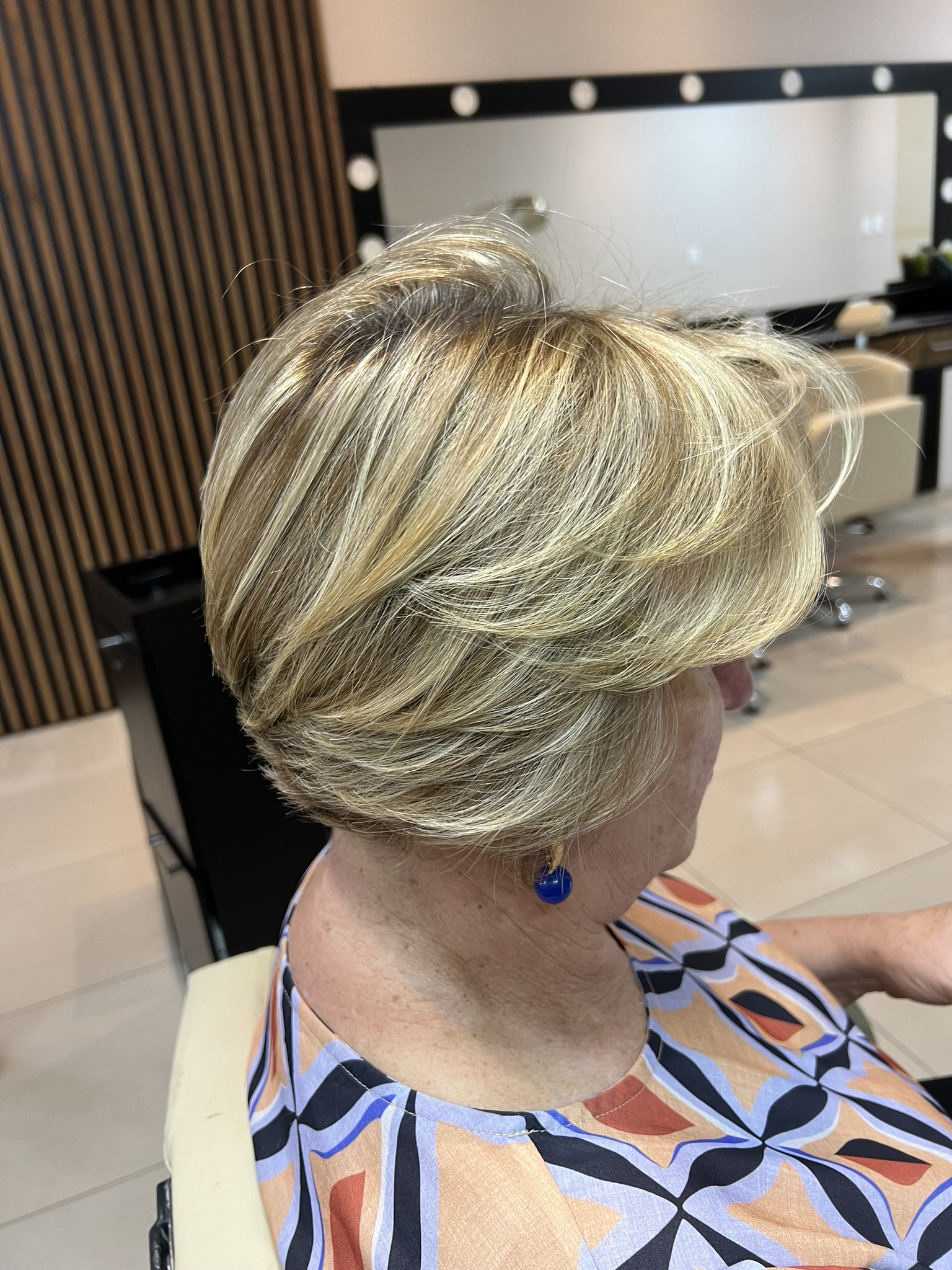 Eda Vargas realizando corte em salão de beleza em Campo Grande